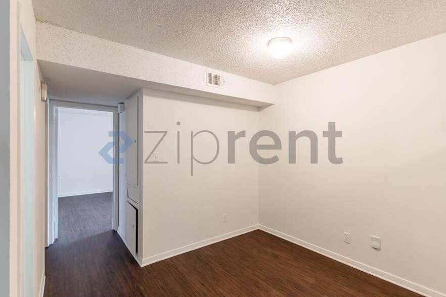 Building Photo - Unit C