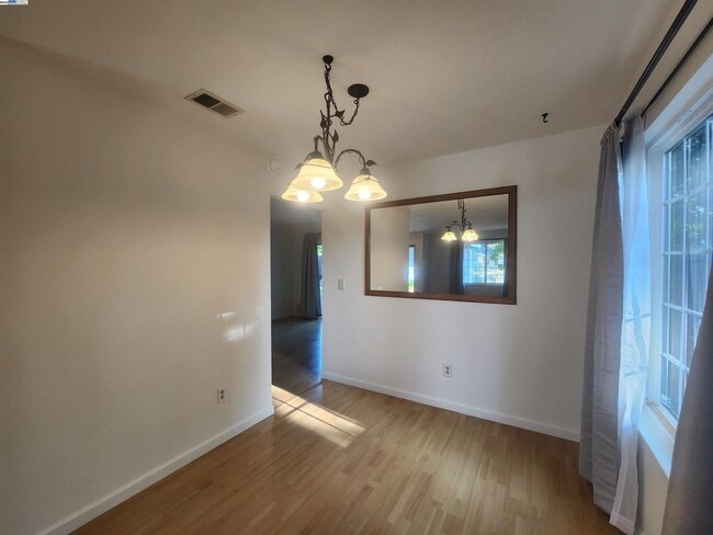Building Photo - 1733 Carnation Cir