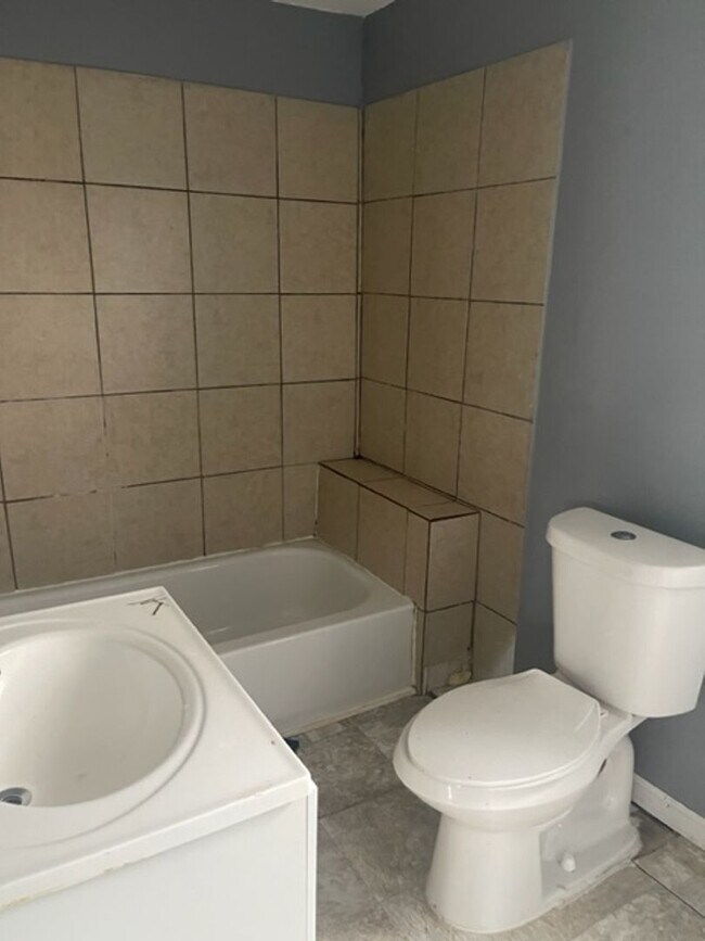 Building Photo - 106 E 75th St