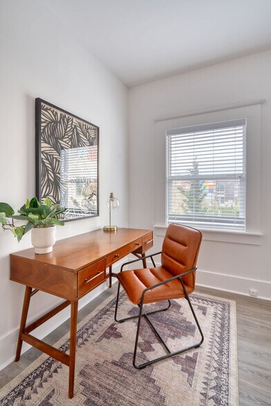 Building Photo - 317 NE Beech St