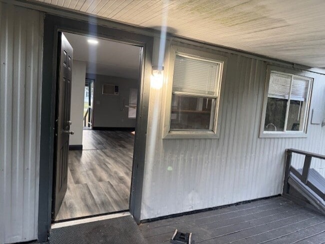 Building Photo - Newly renovated 4/2 Mobile home on large lot in Orlando**