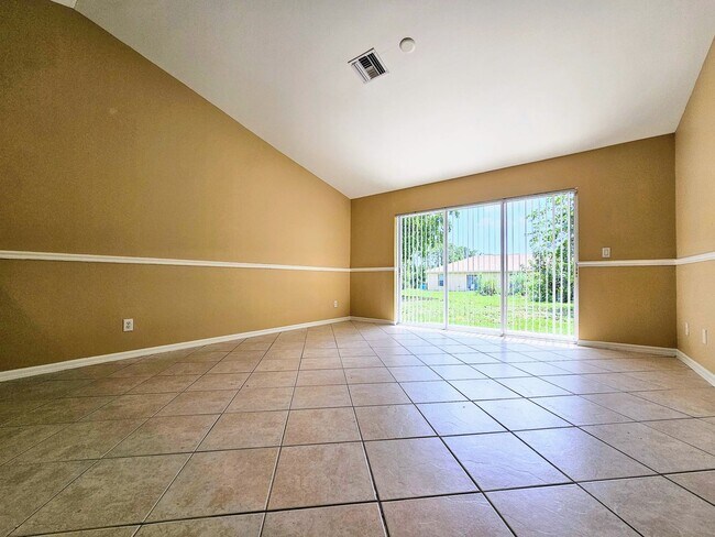 Building Photo - Great 3-bedrooms, 2 baths duplex with new ...