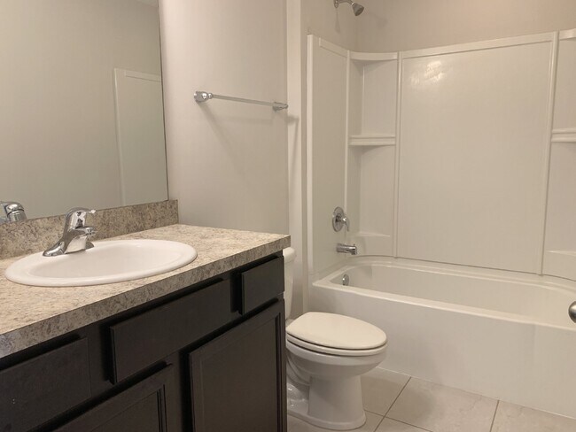 Building Photo - Moultrie Village Townhome with two ensuite...