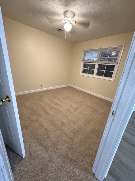 Building Photo - 209 Vineland Dr