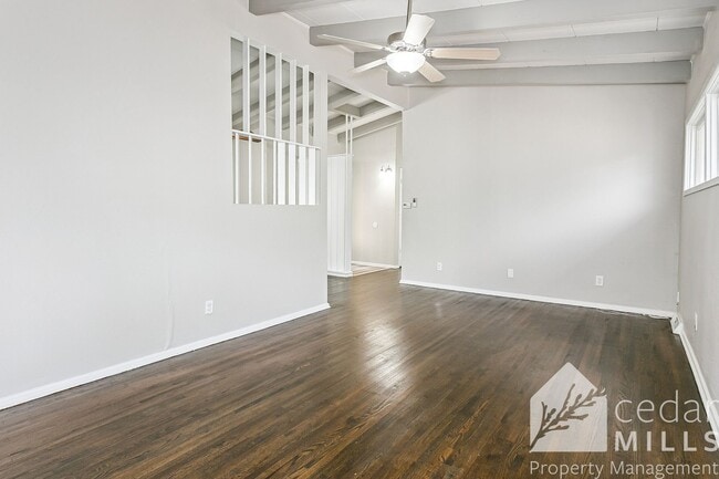 Building Photo - 811 N Chipper Ln