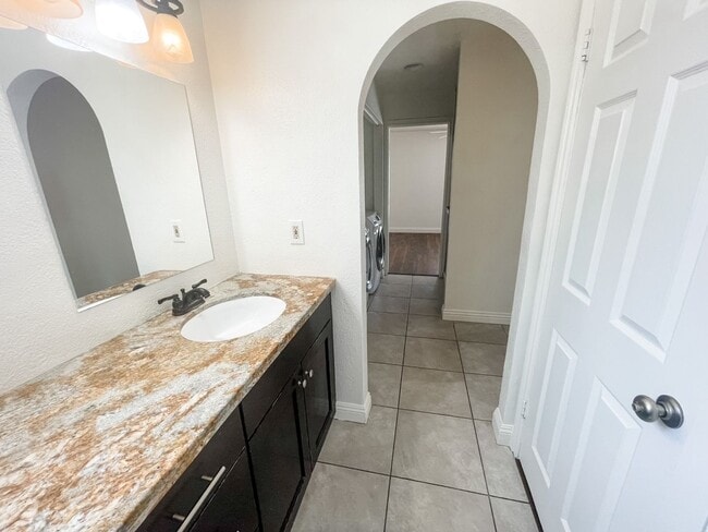 Building Photo - 5 bed/3 bath home in the heart of Spring Valley!
