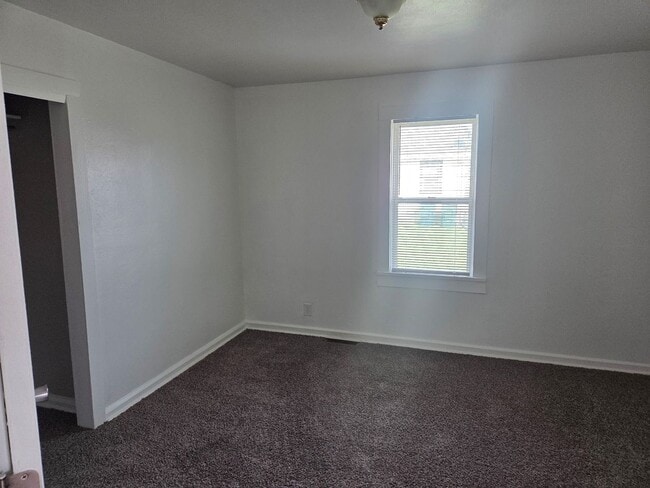 Building Photo - Remodeled 2 bed unit, ready for a new family