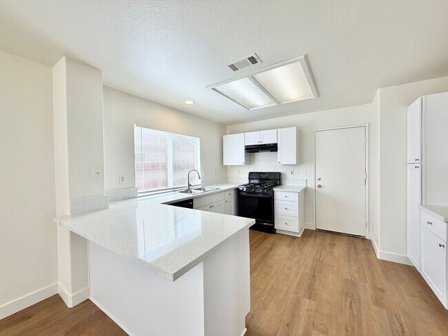 Building Photo - 4 Bedroom 3 Bathroom Cul-de-sac Home with Huge Backyard