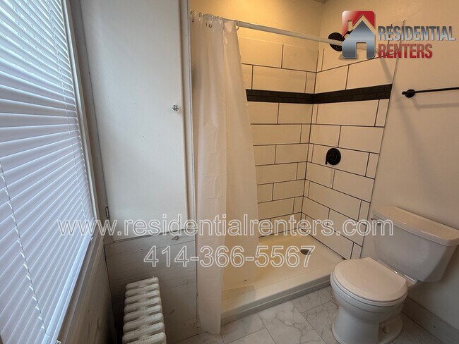 Building Photo - 2033 S 82nd St