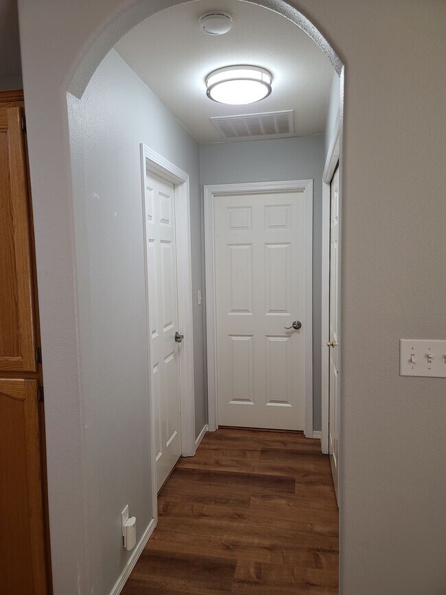 Building Photo - 2056 Doe Dr