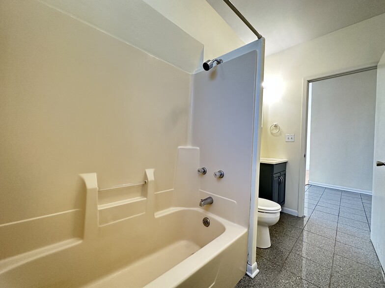 BATHROOM - 1424 W Wilson Ave