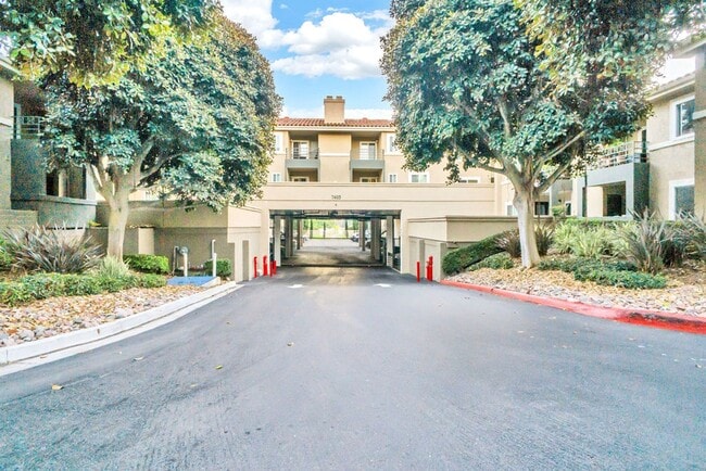 Building Photo - Beautiful one bedroom/one bath in the Verano community at UTC! Close to so much!