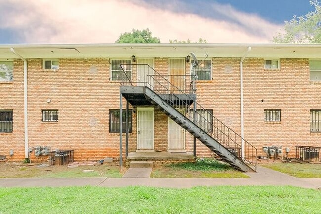 Building Photo - 1635 Line Cir