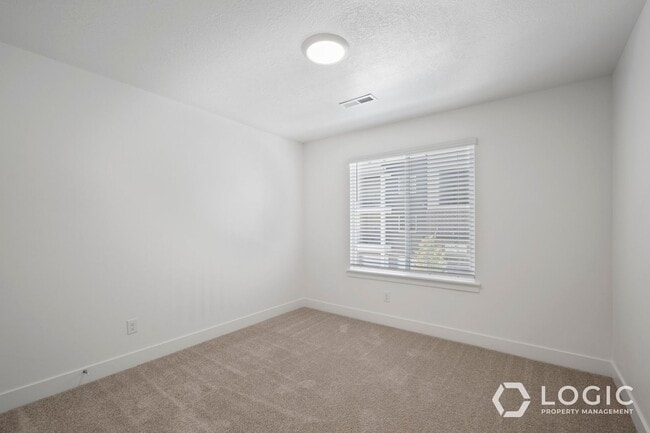 Building Photo - Beautiful Townhome in Wonderful Location!