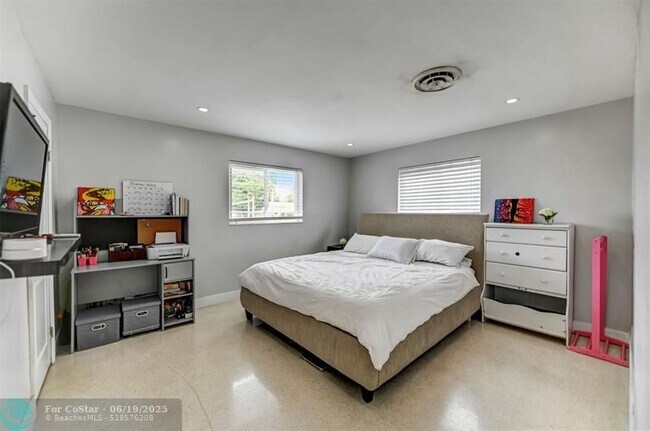 Building Photo - 3325 McKinley St