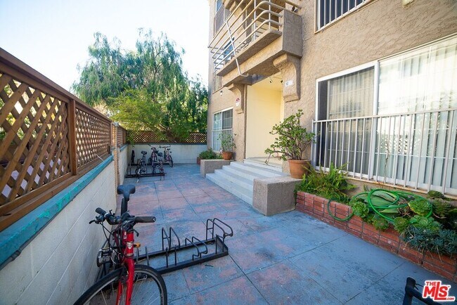 Building Photo - 26 Breeze Ave