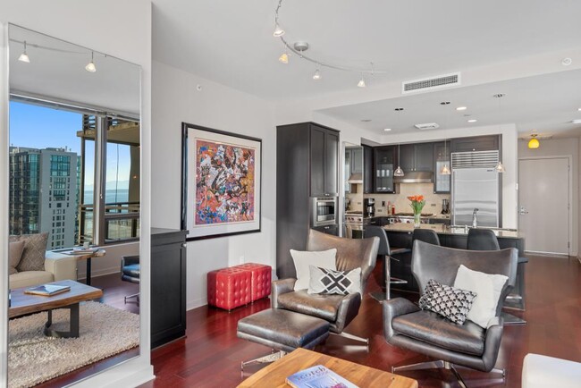 Building Photo - Madison Tower & Hotel 1000 - 1 bedroom + den