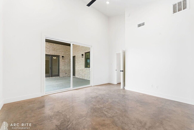 Building Photo - 2303 Toledo Ave