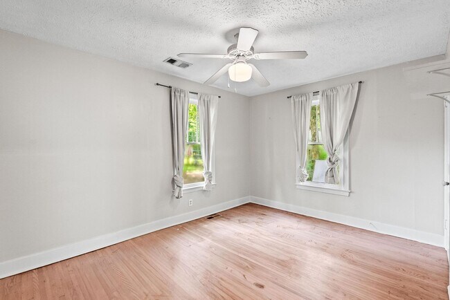 Building Photo - Charming 2BR/1BA Brick Cottage — Hardwoods, Fenced Yard, W/D Included