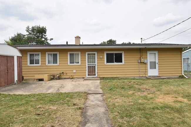 Building Photo - Mishawaka 3 bed 1 1/2 bath by Marion Highs...