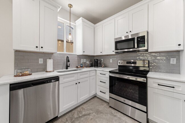 Building Photo - 406 Highland Oaks Ln