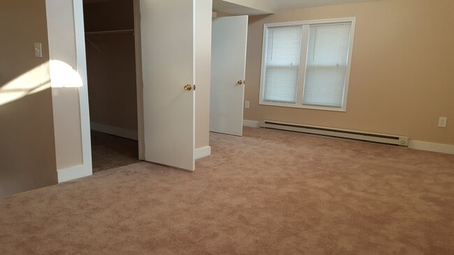 Building Photo - Welcome home to this charming and spacious 2-bedroom, 2 full bathroom single-family home in Edgew...