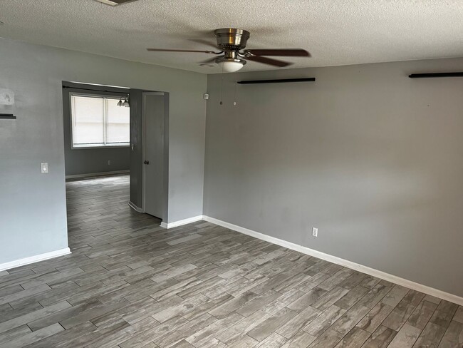 Building Photo - 1042 Live Oak Dr