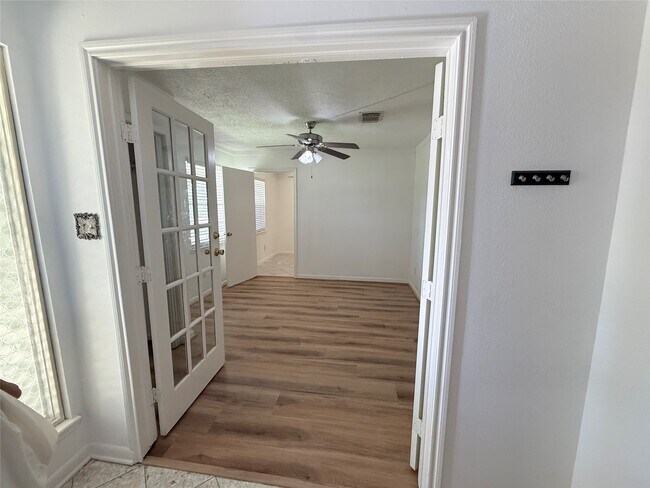 Building Photo - 12214 Corona Ln