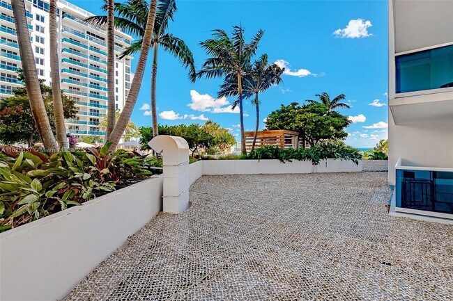 Building Photo - 2301 Collins Ave