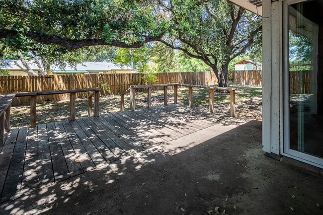 Building Photo - 213 Fox Dr