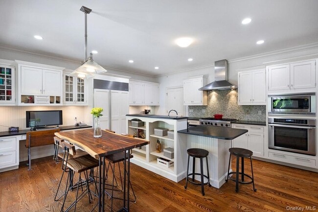 Building Photo - 11 School Ln