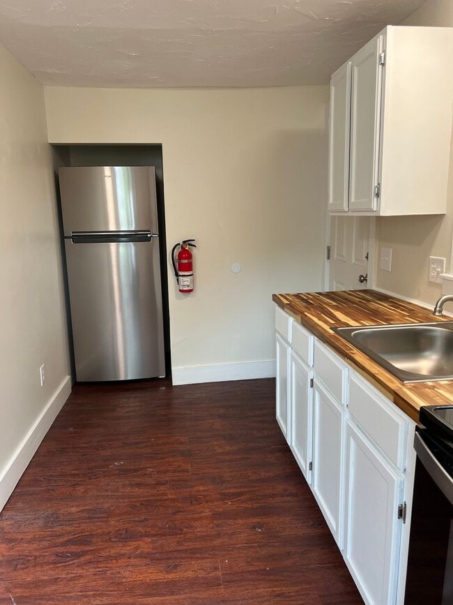 Building Photo - 5 Elm St