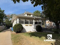 Building Photo - 821 N Prairie Ave