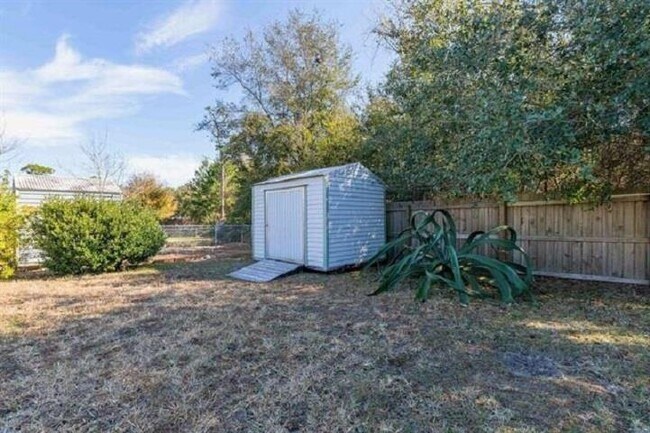 Building Photo - 901 Mariana Pl