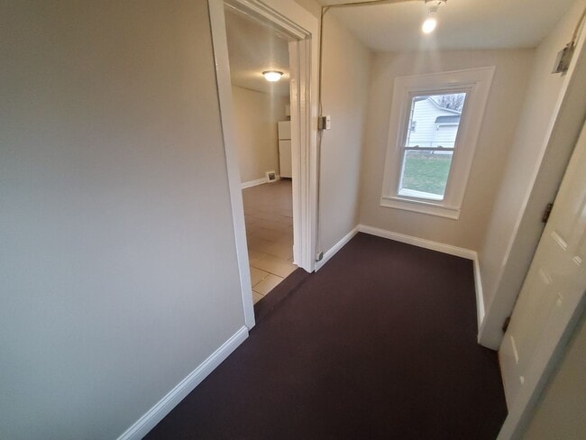 Building Photo - 4 Bedroom, 1 Bathroom home just South of Downtown!