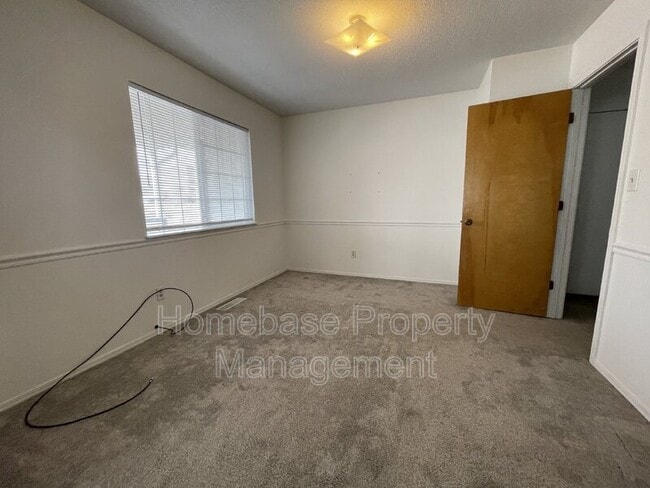 Building Photo - 1901 E Ranch Dr