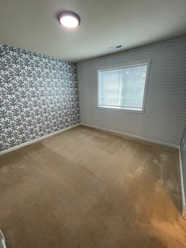 Building Photo - Gorgeous Pet Friendly Three Bedroom Home I...