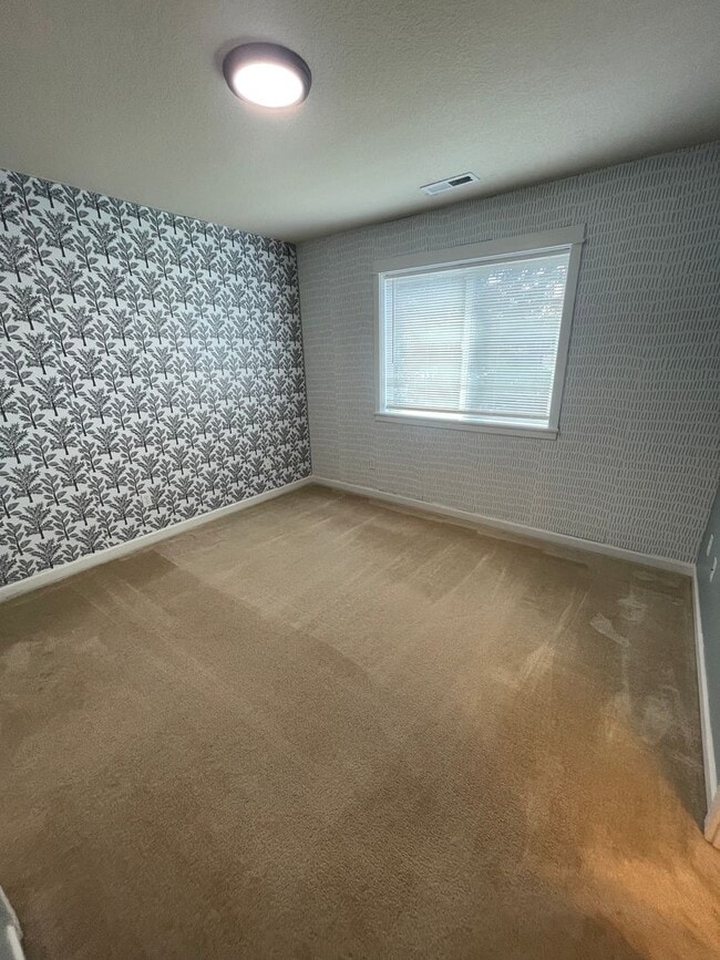 Building Photo - **MOVE IN SPECIAL?** Gorgeous Pet Friendly...