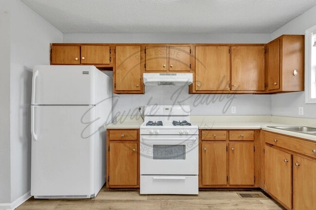 Building Photo - Three Bedroom, Two Level Duplex for Rent!