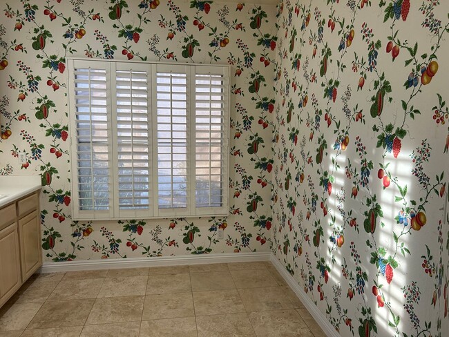 Building Photo - 2 story townhome in Seven Hills