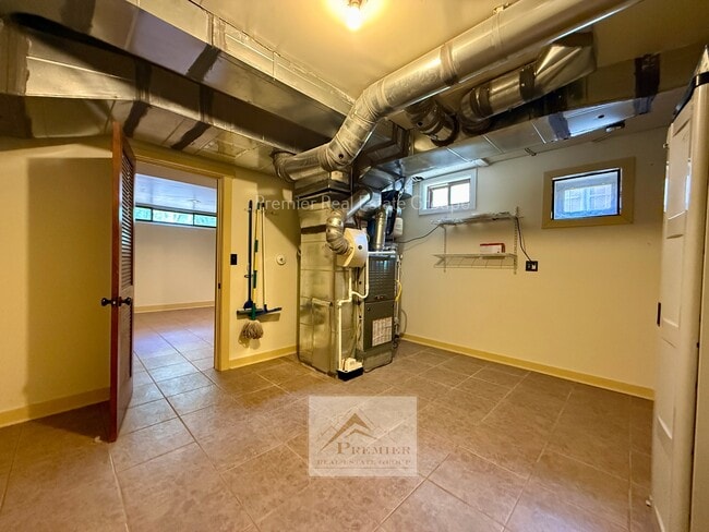 Building Photo - 429 E San Rafael St