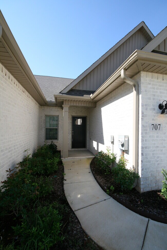 Building Photo - 707 Sluice Dr SW