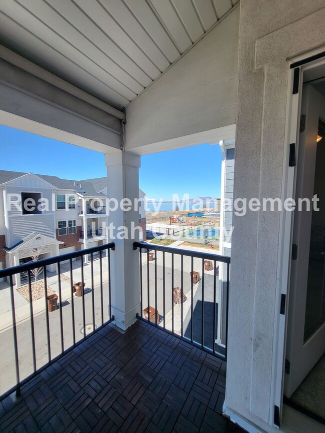 Building Photo - Condo with Lake Views