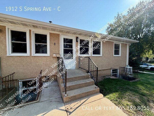 Building Photo - 1912 S Spring Ave