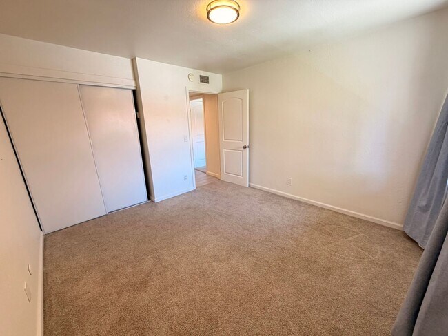 Building Photo - Updated 2 Bed, 2 Bathroom Condo For Rent w/ Parking! - South Coast Metro