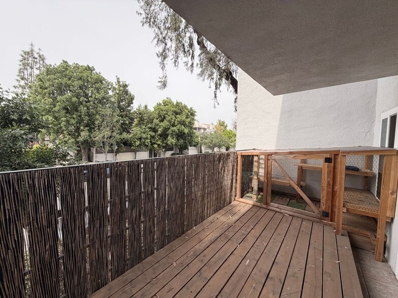 Building Photo - Cat-Friendly Condo with Private Cat Patio Enclosure + Resort-Style Amenities in Tarzana!