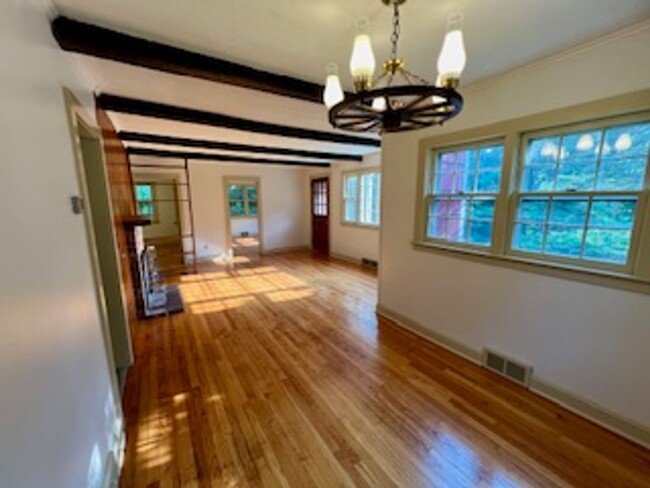 Building Photo - Cozy, 2 bedroom Single Family Home