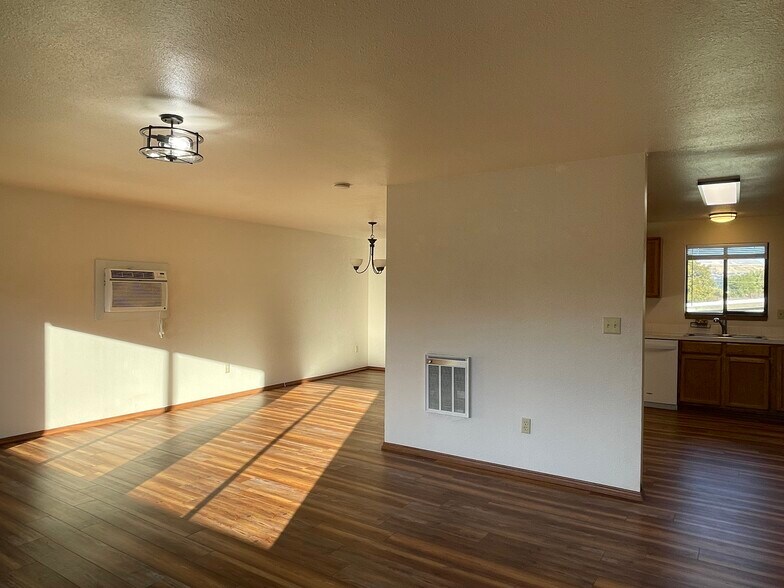 Building Photo - 609 Princeton Ave N