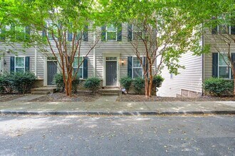 Building Photo - 2-bedroom end-unit w/ Bonus room!
