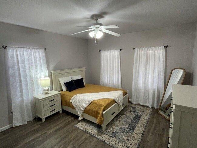 Building Photo - Spacious 2/2 Condo Minutes from Campus. Fu...